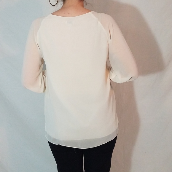 Beautiful woman's white blouse - Picture 8 of 9